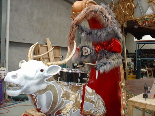 Carousel
Drumming monkey and reindeer
