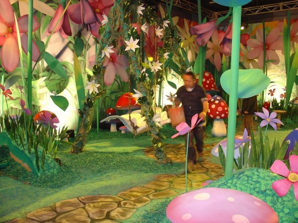 'The Fairies' - Garden
Large flowers, swings and scenic painted floor
Keywords: showcase_tt