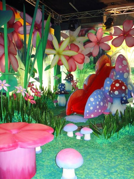 'The Fairies' - Garden
Mushroom slide, large flowers and flower shaped table
