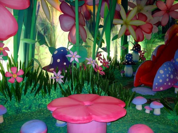 'The Fairies' - Garden
Flower shaped table and mushroom chairs
