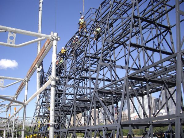 HOSH - Carmen
Construction of the 12m high billboard framework.
Keywords: ec_showcase