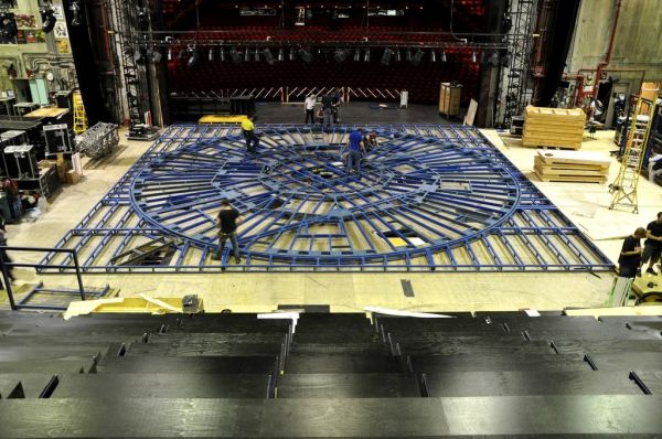 Revolving Floor
Assembly of a 14m belt driven revolving floor featuring 8 trap door openings, 7 pole 50A slip ring and compact scissor lift at the center. 
Keywords: ec_showcase